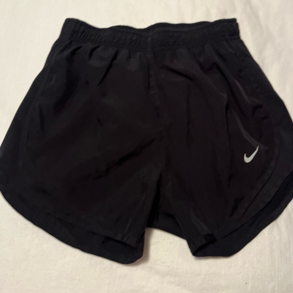 Nike athletic shorts 🏃🏼‍♀️
Size XS